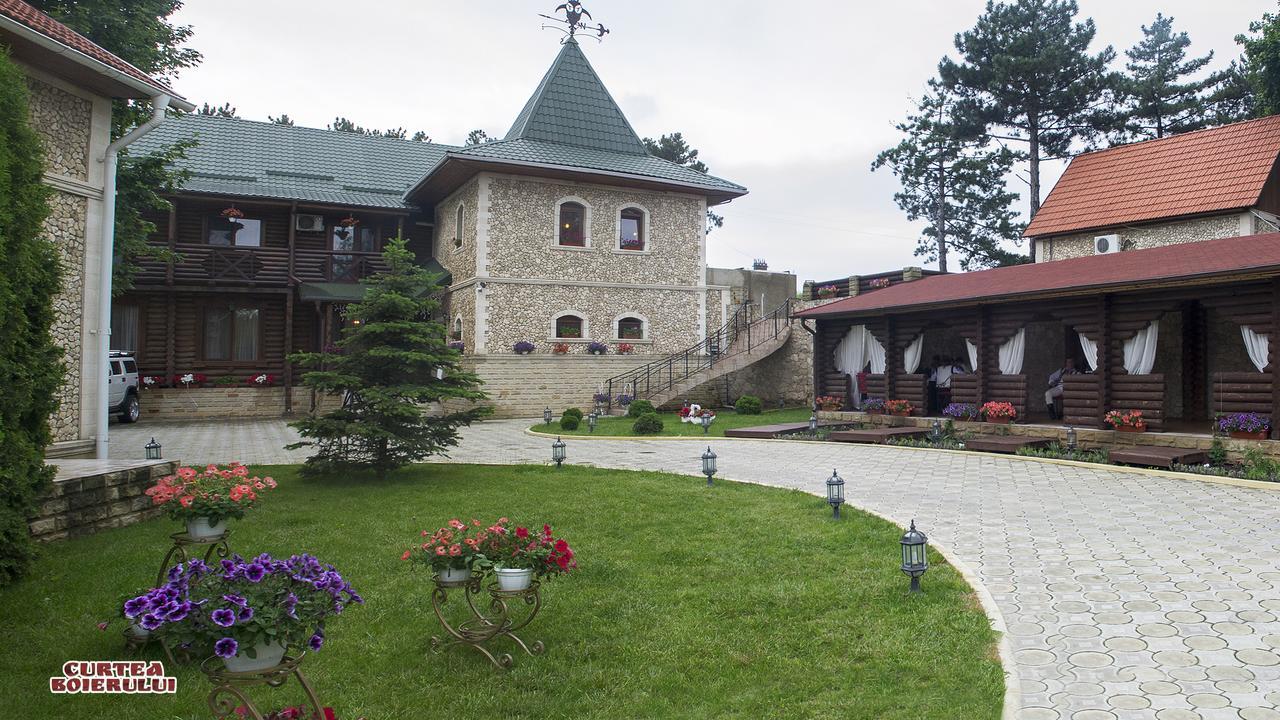 Curtea Boierului Hotel Peresecina Exterior foto